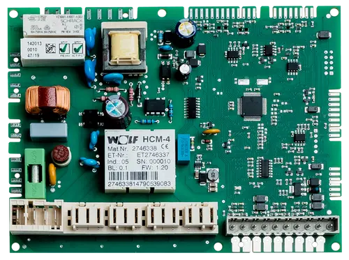 Wolfs Regelungsplatine mit verschiedenen elektronischen Komponenten, darunter Kondensatoren, Widerstände und Steckerleisten, montiert auf einer grünen Leiterplatte.